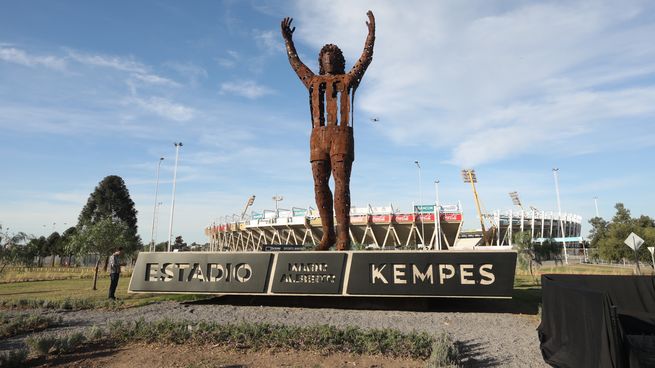  Mario Kempes ya tiene su estatua en Córdoba, en el estadio que lleva su nombre
 