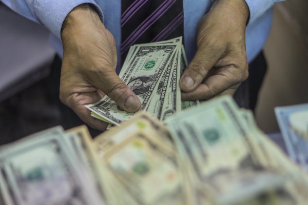 Dólar vuelve a caer a niveles de $790 en apertura marcada por optimismo general ante bancos e inflación