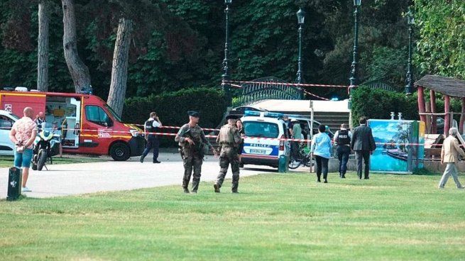  Pánico en Francia: un hombre apuñaló a 4 niños en una plaza
 