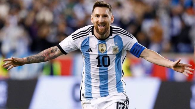  Messi firmó una camiseta de Argentina y no dejó pasar un importante detalle
 