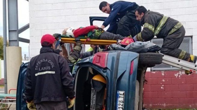  Lanús: una mujer fue a rendir el examen de manejo y volcó su auto
 