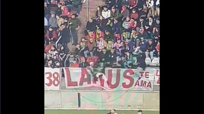  Un hincha de Estudiantes fue detenido por pegarle a otro y tirarlo a la fosa del estadio
 