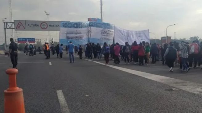  Colectiveros cortaron Puente La Noria en reclamo por el 