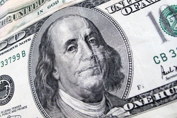 Dólar abre plano tras débiles precios al productor en China y con miras a semana clave en EEUU