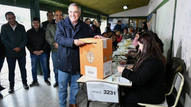  Elecciones en Tucumán: no hubo sorpresas y se impuso Osvaldo Jaldo
 