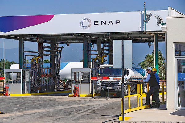 Enap informa dificultades en la entrega de gasolina a empresas distribuidoras ante problemas en la bahía de Quintero