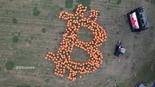  Argentina logró hacer el logo de Bitcoin más grande del mundo con 500 paraguas
 