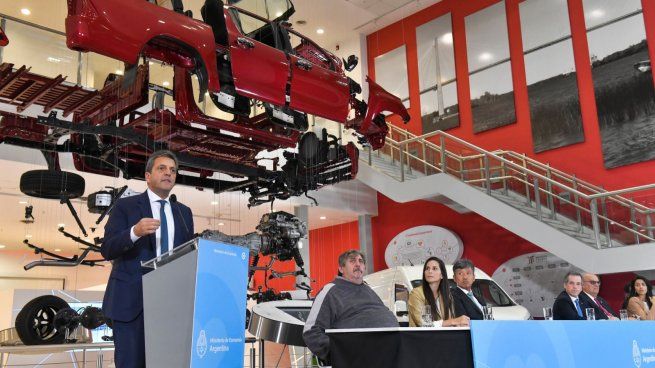  Massa anuncia más inversiones automotrices y reglamentación de ley de impulso al sector
 