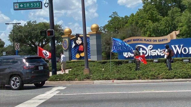  Un grupo de republicanos colgó banderas nazis en los parques de Disney
 