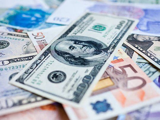  El súper dólar tocó mínimos de una semana frente al euro 
 