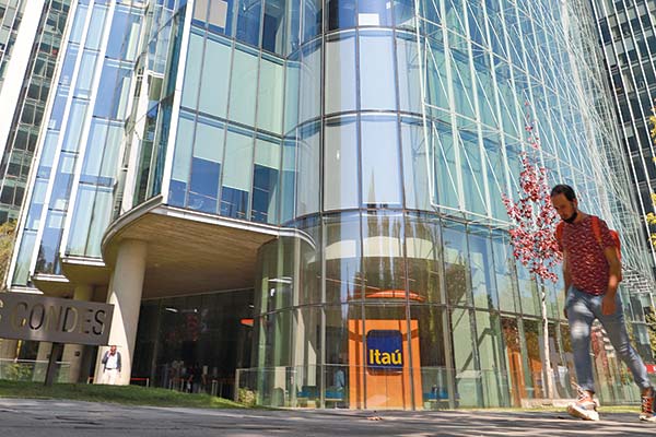 Cambios en el directorio, compra de acciones y ahorros de costos: los planes de Itaú tras la OPA