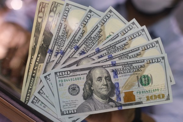 Dólar abre a la baja cerca de $800 en jornada clave por anuncio de la Reserva Federal