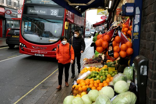 La economía británica se recuperó en abril con ganancias para el comercio minorista