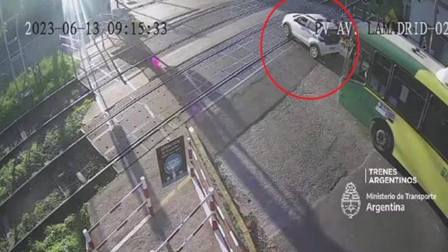  Quedó atrapada con el auto sobre las vías y una formación del tren Roca le destruyó el vehículo
 