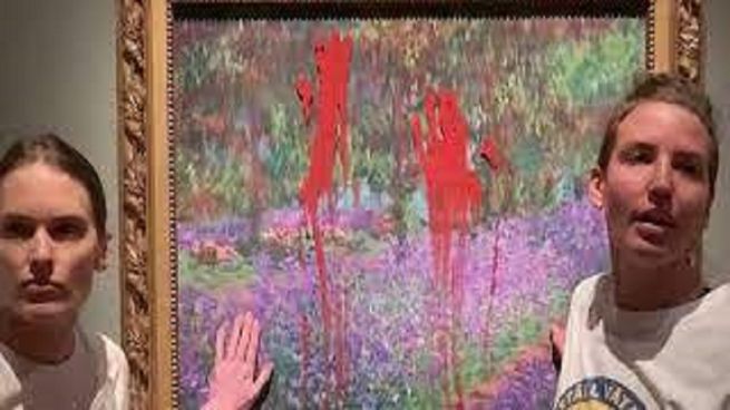  Dos activistas ecológicas manchan con pintura roja un cuadro de Monet 
 