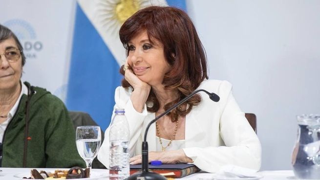  Cristina Kirchner reaparece en un acto en Santa Cruz
 
