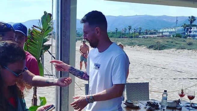 Messi, Di María y Otamendi hicieron escala en Barcelona y generaron sorpresa 
 