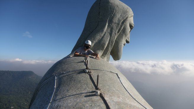  Es argentino y vive adentro del Cristo Redentor: 