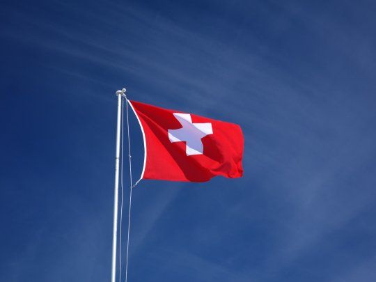  Suiza estableció un impuesto mínimo del 15% a las grandes multinacionales
 