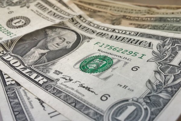 Dólar abre al alza cerca de $800 en jornada clave por decisión de tasas del Banco Central