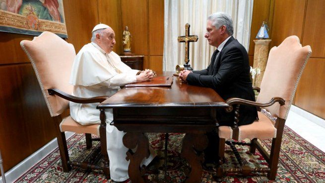  El papa Francisco recuperado, recibió de pie al presidente de Cuba Díaz-Canel
 