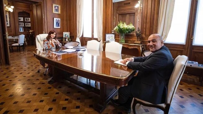  A días del cierre de listas, Cristina Kirchner se reunió con Juan Manzur en el Senado
 