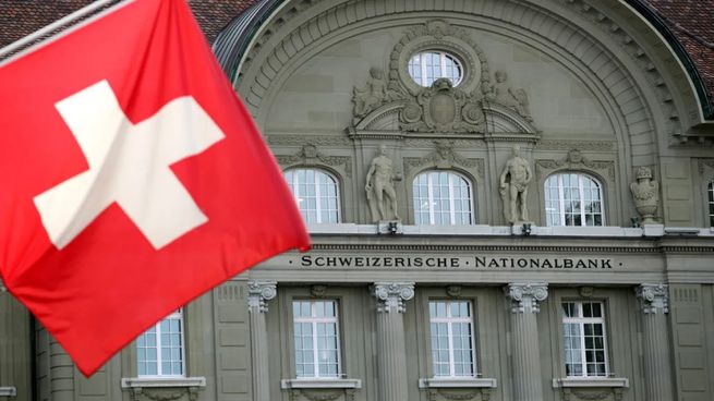  El Banco Nacional de Suiza aumentó las tasas de interés en un esfuerzo por controlar la inflación
 