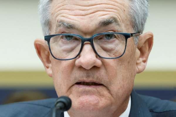 Powell: recortes a las tasas de la Fed deben esperar hasta que haya confianza en que inflación desciende al 2%