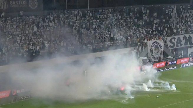  Escándalo en Brasil: los hinchas del Santos agredieron con pirotecnia a los jugadores
 