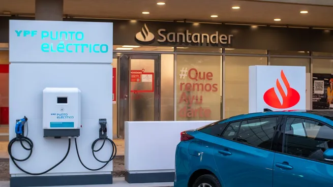  Autos eléctricos: YPF instala junto a Santander primer punto de carga fuera de su red de estaciones
 