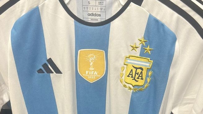  Salió a la venta la camiseta de Argentina con 3 estrellas: cuanto vale acá y cuánto en España
 