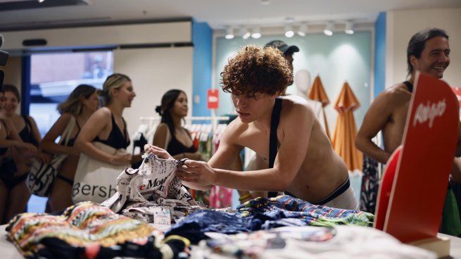  Marca de moda regala prendas de vestir a los que van casi desnudos
 