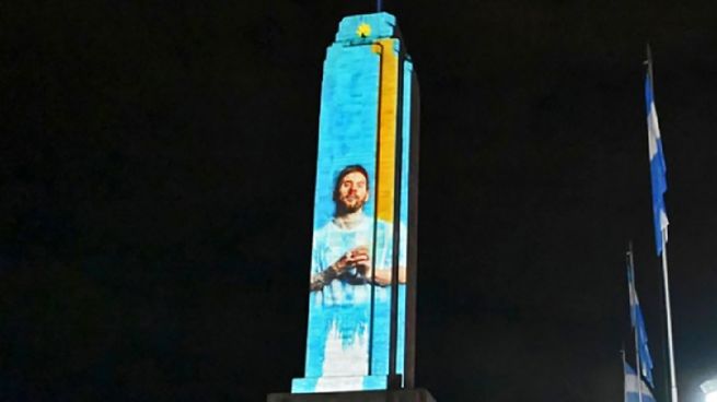  Con un mensaje en el Monumento a Bandera, Rosario saludó a Messi en su cumpleaños
 