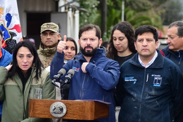 Boric designará a encargado de reconstrucción tras las lluvias y fija plazo para nuevo hospital en Licantén