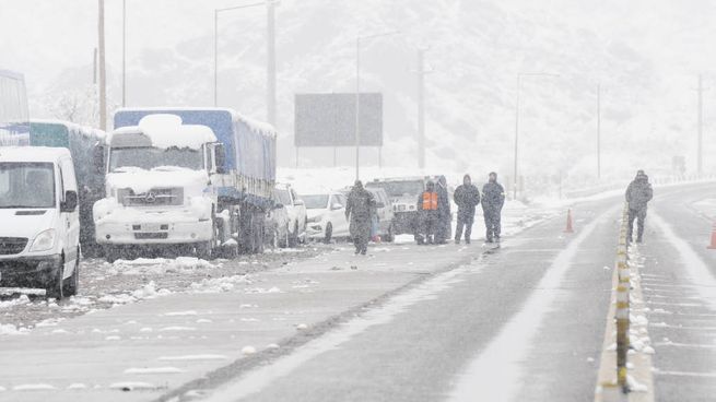  Más de 2.000 camiones varados por la nieve en paso fronterizo entre Argentina y Chile
 