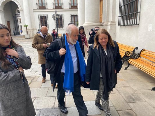 Montes llega a La Moneda y confirma que son seis funcionarios contratados por fundaciones para hacer “seguimiento de proyectos” en el Minvu