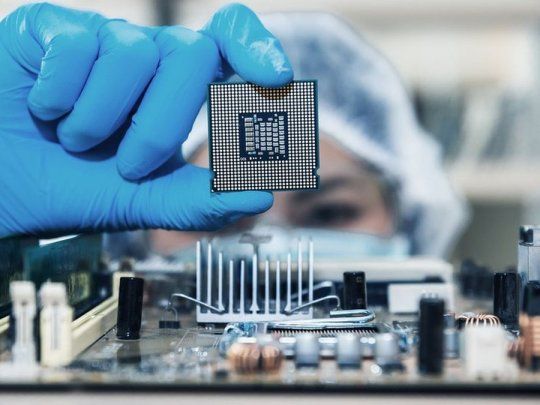  EEUU podría imponer nuevas restricciones a las exportaciones de chips de IA a China
 