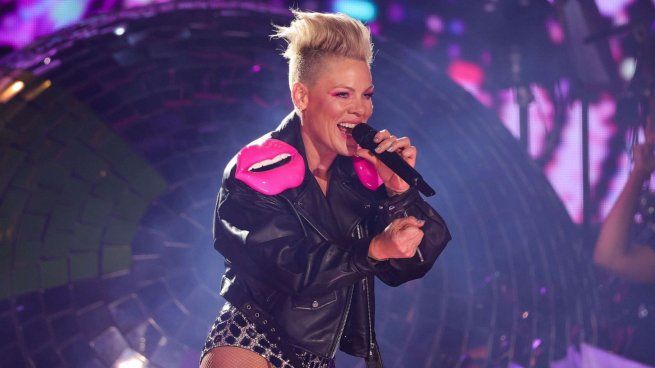  Insólito: una fan le tiró las cenizas de su madre a Pink en medio de su concierto
 