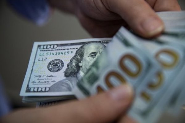 Dólar abre al alza y regresa sobre $800, con mercados atentos a palabras de Powell y descenso del cobre