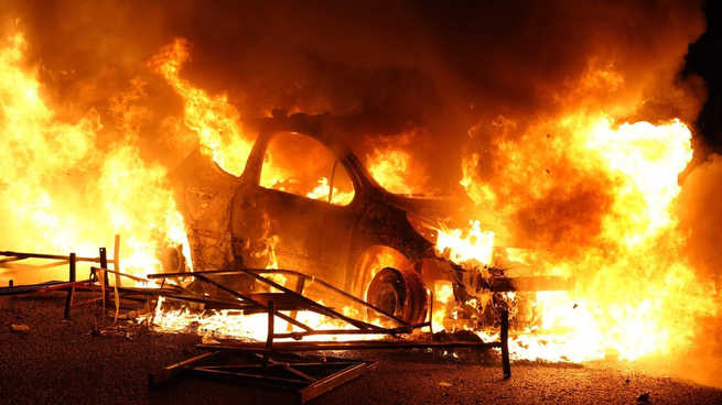  Francia en llamas: segunda noche de protestas por el asesinato de un adolescente a manos de la policía
 