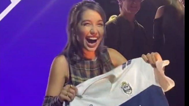  El divertido momento que protagonizó María Becerra con una camiseta de Gimnasia
 