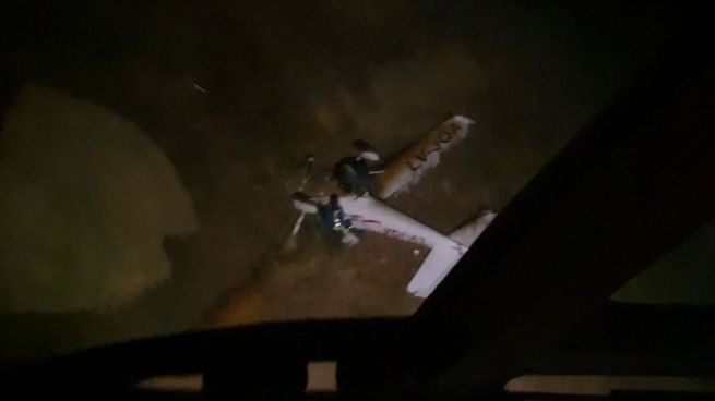  Un avión aterrizó de emergencia en el río Paraná y sus tripulantes debieron ser rescatados
 