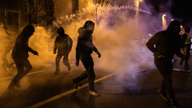  Francia: continúan las protestas por el caso de gatillo fácil y hay más de 600 detenidos
 