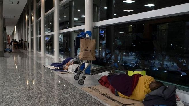  Desalojaron a unas 100 personas que dormían desde hace meses en Aeroparque
 
