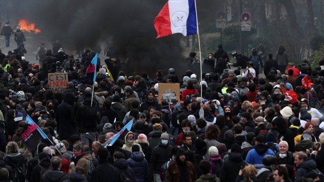  Protestas en Francia: un joven murió tras caer de un techo
 