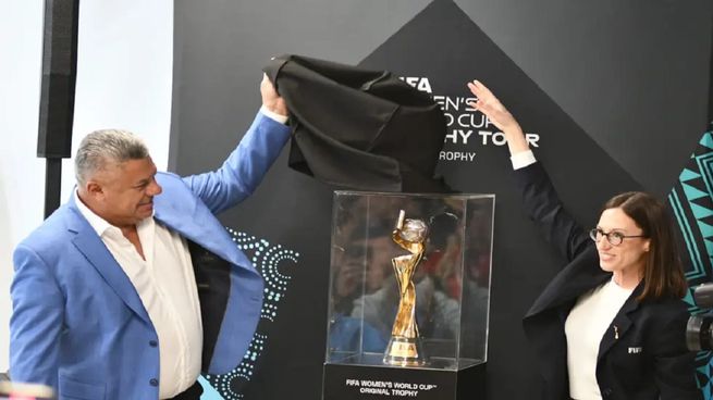  La AFA presentó el trofeo del Mundial femenino que recorrerá 32 países
 