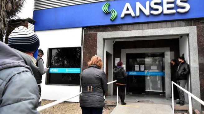  ANSES AUH: ¿quiénes cobran los extras de abril de 2023?
 