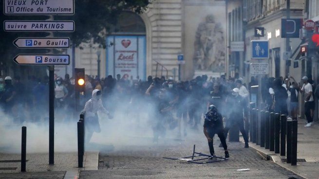  Protestas en Francia: lanzaron un auto en llamas contra la casa de un alcalde
 