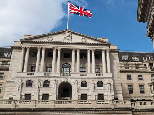  El Banco de Inglaterra subió la tasa de interés en 25 puntos básicos
 