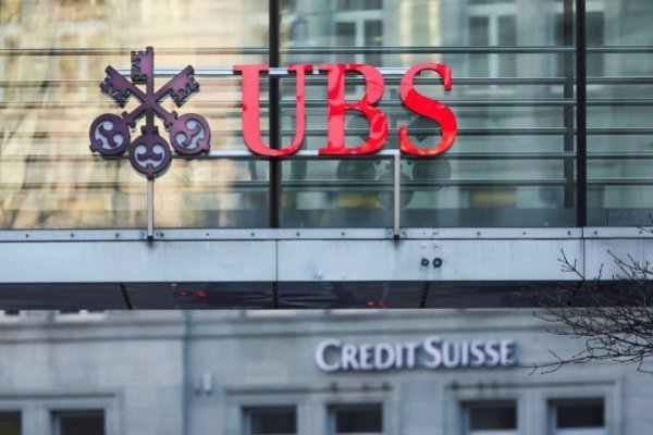 Regulador suizo investiga a exdirector ejecutivo de Credit Suisse mientras UBS se resiste a una posible salida a bolsa de la unidad nacional de CS